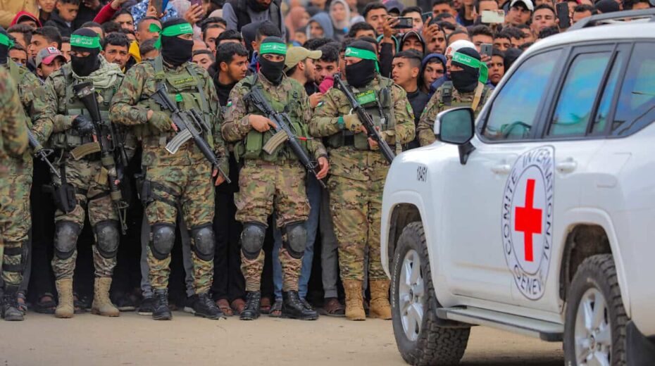 Hamas-Terroristen übergeben drei männliche israelische Geiseln an das Rote Kreuz als Teil des Waffenstillstandsabkommens zwischen Jerusalem und der islamistischen Gruppe in Deir al-Balah im Gazastreifen am 8. Februar 2025. Foto: Ali Hassan/Flash90.