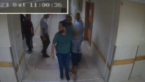 Ein Foto der Geiseln, die innerhalb des Shifa-Krankenhauses transportiert werden. Quelle: Pressestelle der israelischen Streitkräfte.