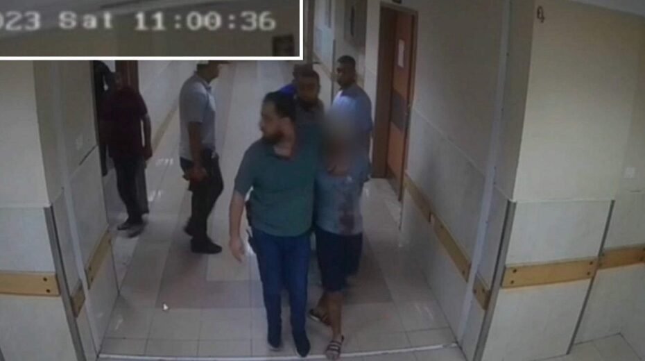 Ein Foto der Geiseln, die innerhalb des Shifa-Krankenhauses transportiert werden. Quelle: Pressestelle der israelischen Streitkräfte.