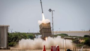 Eine Iron-Dome-Batterie in Aschkelon feuert eine Abfangrakete auf Raketen ab, die aus dem Gazastreifen abgefeuert wurden. Foto: Yonatan Sindel/Flash90.