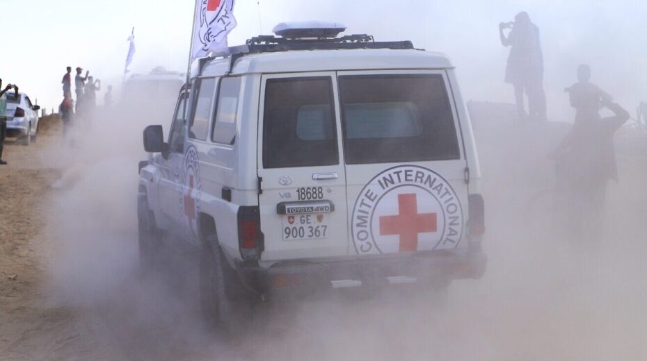 Das Internationale Komitee vom Roten Kreuz (IKRK) empfing am 13. Oktober 2025 in Deir al-Balah im zentralen Gazastreifen die zweite Gruppe freigelassener israelischer Geiseln. Foto: Khalil Kahlout/Flash90.