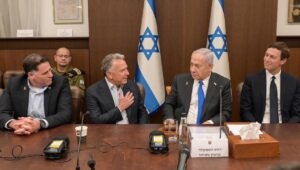Die US-Gesandten Steve Witkoff und Jared Kushner nehmen an der entscheidenden Sitzung des israelischen Kabinetts zu Trumps Friedensplan für Gaza teil. Foto: Ma'ayan Toaf / GPO