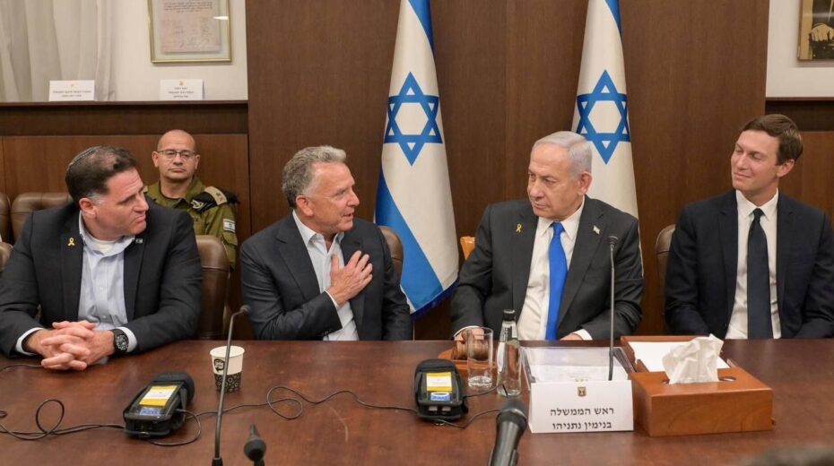 Die US-Gesandten Steve Witkoff und Jared Kushner nehmen an der entscheidenden Sitzung des israelischen Kabinetts zu Trumps Friedensplan für Gaza teil. Foto: Ma'ayan Toaf / GPO
