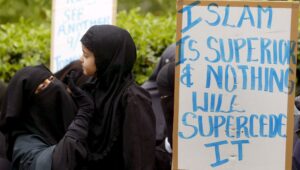 Ein Archivbild vom 20. Mai 2005 zeigt britische Muslime bei einer Demonstration in London, Großbritannien. Der Erzbischof von Canterbury, Rowan Williams, ist unter Beschuss geraten, nachdem er sich offenbar für die Übernahme einiger Aspekte der Scharia im Vereinigten Königreich ausgesprochen hatte, wie am 8. Februar 2008 berichtet wurde. Rowan Williams sagte, Großbritannien müsse sich „der Tatsache stellen”, dass einige Bürger keinen Bezug zum britischen Rechtssystem hätten. Die islamische Scharia ist ein Rechts- und Sozialkodex, der Muslimen helfen soll, ihr tägliches Leben zu gestalten, aber aufgrund der extremen Natur einiger ihrer Strafen im Westen umstritten ist. EPA/GEOFF CADDICK
