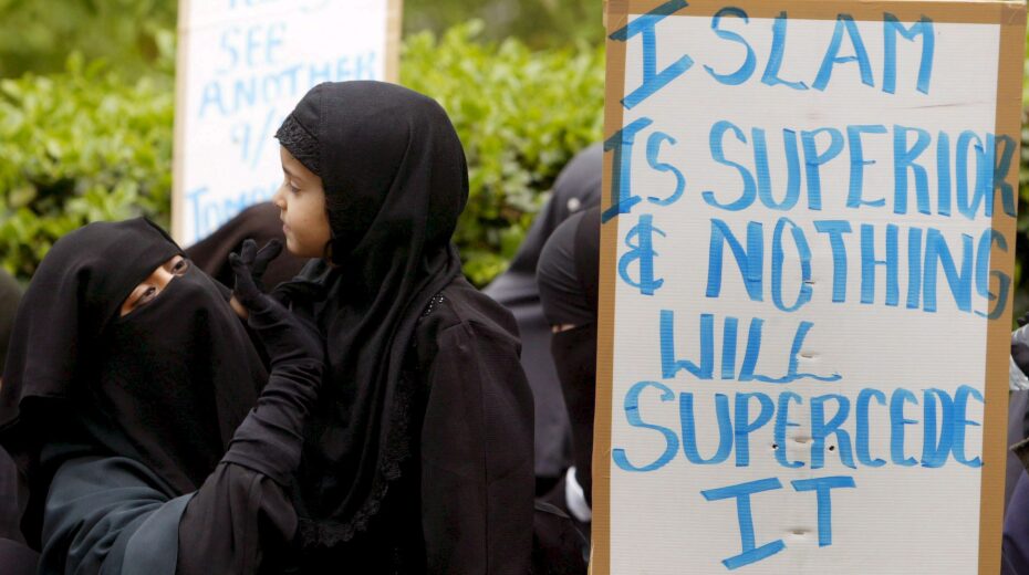 Ein Archivbild vom 20. Mai 2005 zeigt britische Muslime bei einer Demonstration in London, Großbritannien. Der Erzbischof von Canterbury, Rowan Williams, ist unter Beschuss geraten, nachdem er sich offenbar für die Übernahme einiger Aspekte der Scharia im Vereinigten Königreich ausgesprochen hatte, wie am 8. Februar 2008 berichtet wurde. Rowan Williams sagte, Großbritannien müsse sich „der Tatsache stellen”, dass einige Bürger keinen Bezug zum britischen Rechtssystem hätten. Die islamische Scharia ist ein Rechts- und Sozialkodex, der Muslimen helfen soll, ihr tägliches Leben zu gestalten, aber aufgrund der extremen Natur einiger ihrer Strafen im Westen umstritten ist. EPA/GEOFF CADDICK