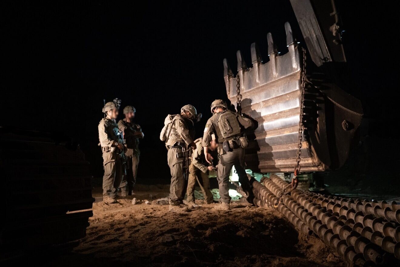 Bild: Israelische Soldaten der 7. Panzerbrigade und der Golani-Brigade operieren östlich der Gelben Linie in Khan Yunis im südlichen Gazastreifen, um Terrortunnel und Infrastruktur der Hamas aufzuspüren und zu zerstören. Bildquelle: IDF.
