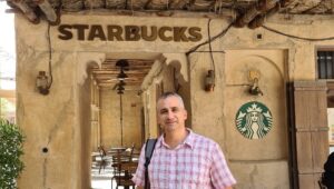 Der Korrespondent von Israel Heute, Edy Cohen, in einem Starbucks in Dubai. Foto: Edy Cohen