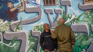 Der eritreische Migrant Mulugeta Taegay und der israelische Offizier, den er während der von der Hamas angeführten Terroranschläge im Süden Israels am 7. Oktober 2023 gerettet hat, sehen sich am 13. November 20205 wieder. Foto: Rina Castelnuovo.