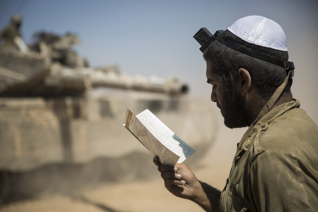 Ein israelischer Soldat betet in einem IDF-Stützpunkt nahe der Grenze zu Gaza. Foto: Hadas Parush/Flash90.