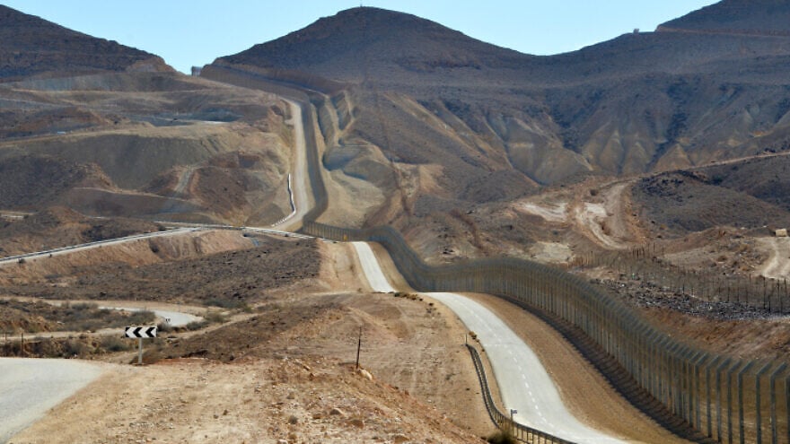 Die ägyptische Grenze, gesehen von der Straße 10 im Süden Israels. Foto: Yossi Zeliger/Flash90.