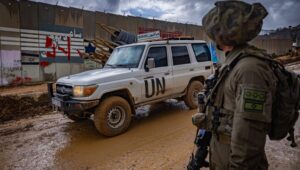 Ein israelischer Soldat beobachtet UN-Friedenstruppen (UNIFIL) bei ihrer Patrouille in Kfarkela im Südlibanon, 13. Februar 2025. Foto: Yonatan Sindel/Flash90