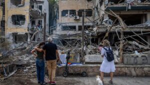 Am Ort des Einschlags einer aus dem Iran abgefeuerten ballistischen Rakete in Tel Aviv, 16. Juni 2025. Foto: Chaim Goldberg/Flash90.