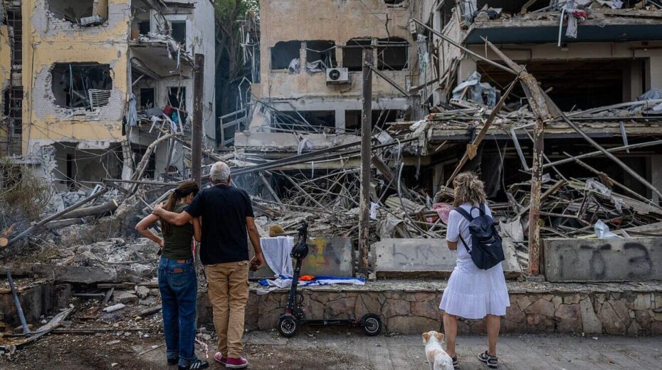 Am Ort des Einschlags einer aus dem Iran abgefeuerten ballistischen Rakete in Tel Aviv, 16. Juni 2025. Foto: Chaim Goldberg/Flash90.