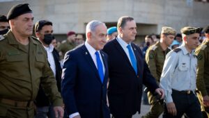 IDF-Stabschef Eyal Zamir (links) mit Premierminister Benjamin Netanjahu und Verteidigungsminister Israel Katz bei der Abschlussfeier eines IDF-Offizierslehrgangs am 30. Oktober 2025. Foto: Noam Revkin Fenton/Flash90.
