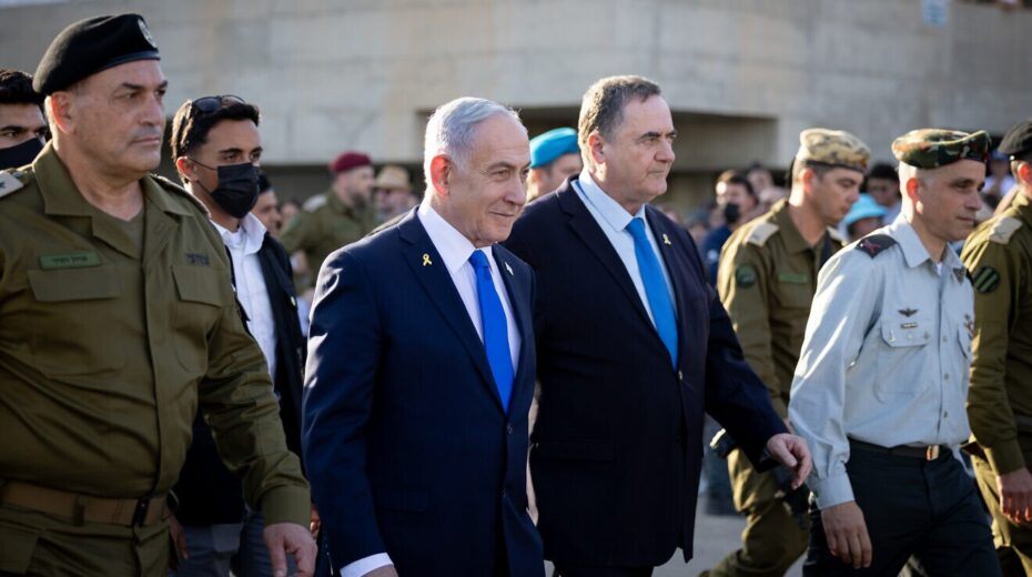 IDF-Stabschef Eyal Zamir (links) mit Premierminister Benjamin Netanjahu und Verteidigungsminister Israel Katz bei der Abschlussfeier eines IDF-Offizierslehrgangs am 30. Oktober 2025. Foto: Noam Revkin Fenton/Flash90.