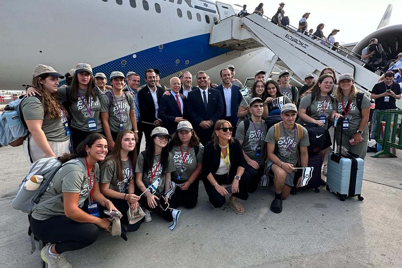 Der israelische Minister für Alija und Integration, Ofir Sofer (stehend, Mitte), am Ben-Gurion-Flughafen mit neuen Einwanderern aus den Vereinigten Staaten, die sich bei den israelischen Streitkräften melden wollen. Bildnachweis: Mit freundlicher Genehmigung.