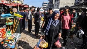 Palästinenser kaufen am 21. November 2025 auf einem Markt in Khan Yunis im südlichen Gazastreifen ein. Foto: Abed Rahim Khatib/Flash90.