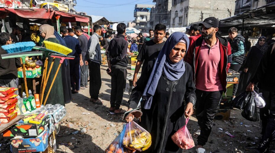 Palästinenser kaufen am 21. November 2025 auf einem Markt in Khan Yunis im südlichen Gazastreifen ein. Foto: Abed Rahim Khatib/Flash90.