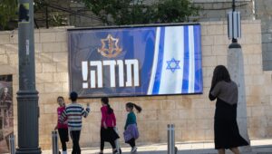 Schild in Jerusalem mit der Aufschrift „DANKE“, da der zweijährige Krieg vom 7. Oktober zu Ende ist. Foto: Chaim Goldberg/Flash90