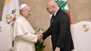 Papst Leo XIV. (links) bei einem Höflichkeitsbesuch beim libanesischen Präsidenten Joseph Aoun (rechts) und seiner Familie im Präsidentenpalast in Beirut, Libanon, am 30. November 2025. Papst Leo XIV. befindet sich auf seiner ersten apostolischen Reise außerhalb Italiens seit seiner Wahl zum Pontifex. Er besuchte die Türkei vom 27. November und setzt seine Reise vom 30. November bis zum 2. Dezember im Libanon fort. EPA/ALESSANDRO DI MEO / POOL