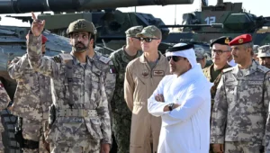 Hochrangige Militär- und Verteidigungsführer aus den USA, Katar, Italien, Großbritannien, Frankreich und der Türkei während der Live-Feuer-Demonstration im Rahmen der Übung „Ferocious Falcon 6” im Zuständigkeitsbereich des US-Zentralkommandos (CENTCOM) am 20. November 2025. Foto: Senior Master Sgt. Richard P. Ebensberger/US Air Force Photo.