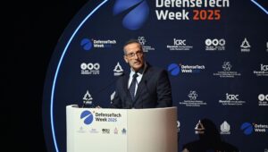 Generalmajor (a. D.) Amir Baram, Generaldirektor des israelischen Verteidigungsministeriums, eröffnet am 1. Dezember den zweiten Internationalen DefenseTech-Gipfel. Foto: Medien- und Öffentlichkeitsarbeit, israelisches Verteidigungsministerium.