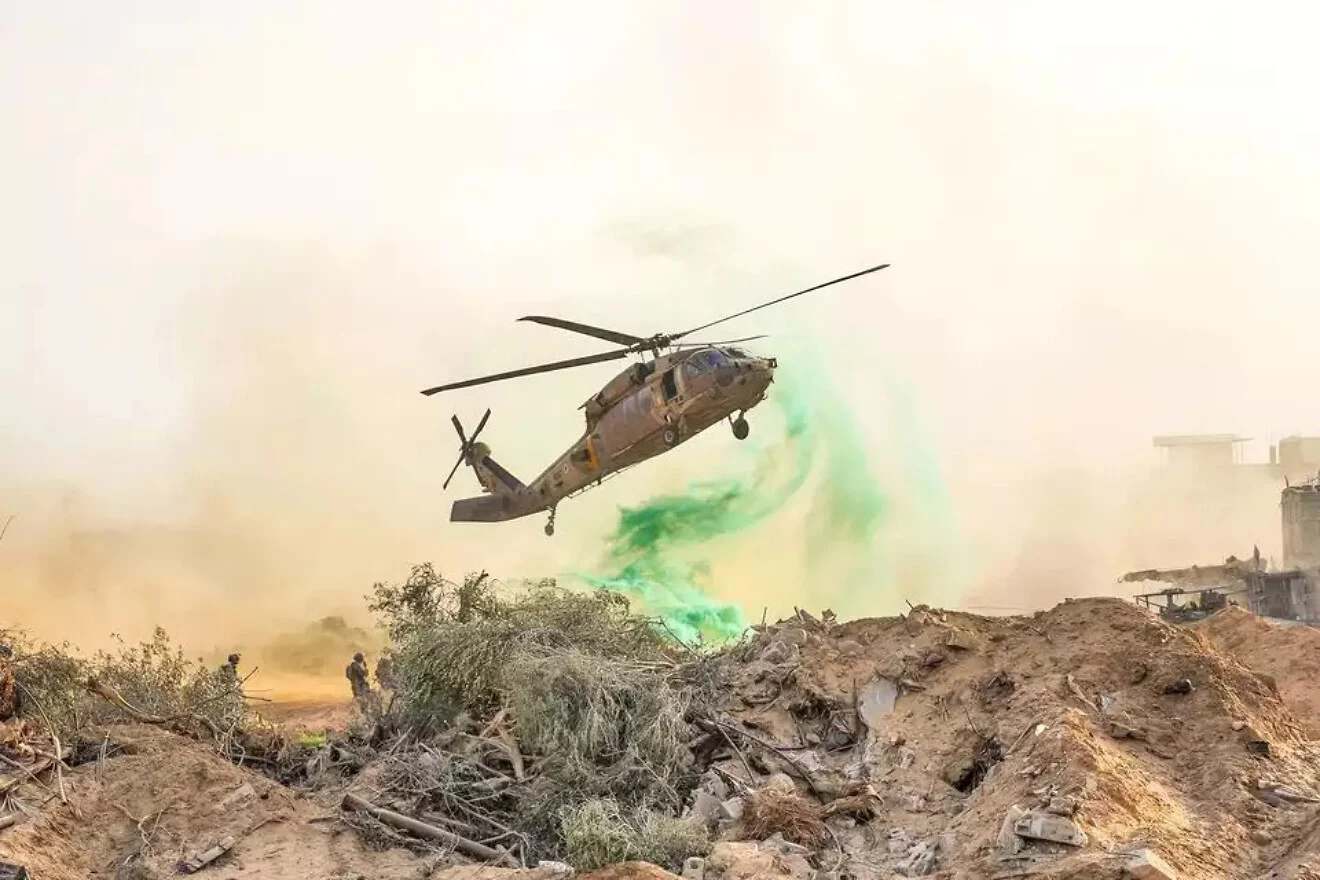 Ein Hubschrauber der israelischen Luftwaffe im Einsatz im Gazastreifen während des Krieges. Foto: Pressestelle der israelischen Streitkräfte.