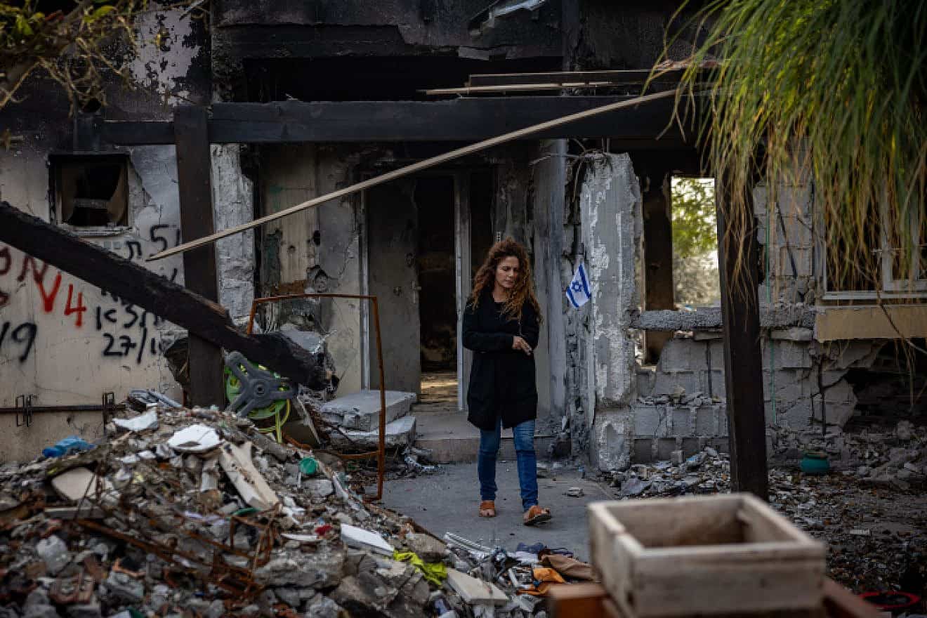 Inmitten der Trümmer des Kibbuz Be'eri nach dem Angriff von Hamas-Terroristen. Foto: Yonatan Sindel/Flash90.