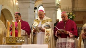 Der lateinische Patriarch Michel Sabbah mit einem Geistlichen in der Geburtskirche, dem traditionellen Geburtsort Jesu, anlässlich der jährlichen Weihnachtsfeierlichkeiten in der Stadt Bethlehem. Foto: Anna Kaplan/Flash90