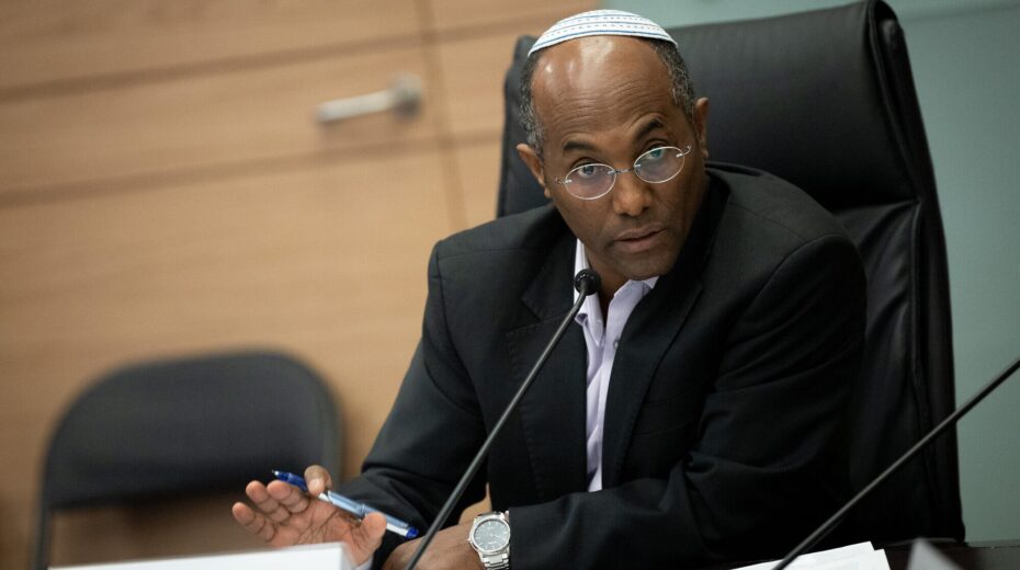 Der Knesset-Abgeordnete Moshe Solomon leitet die Sitzung des Ausschusses für Bildung, Kultur und Sport im israelischen Parlament am 15. Februar 2023. Foto: Yonatan Sindel/Flash90.