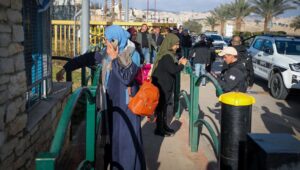 Palästinensische Arbeiter stehen nach einem versuchten Messerangriff am 23. Februar 2023 am Eingang der israelischen Stadt Ma'ale Adumim in Judäa Schlange. Foto: Jamal Awad/Flash90.