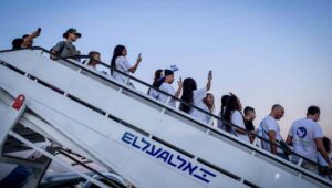 Neue Einwanderer aus Frankreich kommen am 1. August 2024 mit einem „Alijah-Flug” am Ben-Gurion-Flughafen an. Foto: Tomer Neuberg/Flash90.