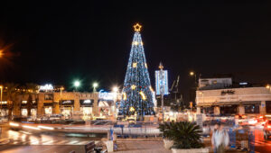 Ein beleuchteter Weihnachtsbaum und Weihnachtsdekorationen in Jaffo-Tel Aviv, 15. Dezember 2024. Foto: Dor Pazuelo/FLASH90