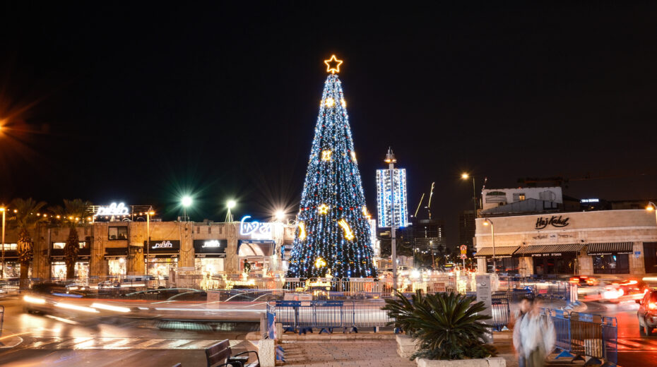 Ein beleuchteter Weihnachtsbaum und Weihnachtsdekorationen in Jaffo-Tel Aviv, 15. Dezember 2024. Foto: Dor Pazuelo/FLASH90