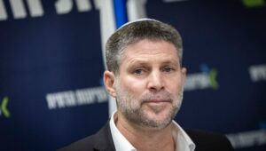Der israelische Finanzminister Bezalel Smotrich leitet am 1. Dezember 2025 eine Fraktionssitzung in der Knesset, dem israelischen Parlament in Jerusalem. Foto: Chaim Goldberg/Flash90.