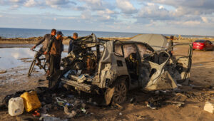 Palästinenser inspizieren das Auto des Hamas-Kommandanten Ra´ad Sa´ad, nachdem es am 13. Dezember 2025 bei einem israelischen Luftangriff in Gaza-Stadt getroffen wurde. Foto: Fathi Ibrahim/Flash90