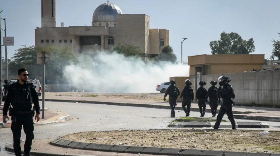 Polizei stürmt die Beduinenstadt Tarabin al-Sana im Negev, 28. Dezember 2025. Foto: Dudu Greenspan/Flash90.