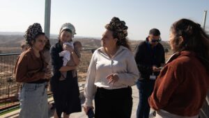 Tzofia Lichtenstein mit anderen Frauen aus der neuen Siedlung Mitzpe Ziv in den Hebron Hills spricht mit Journalisten, 27. November 2025. Foto: David Isaac.