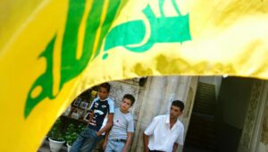 Palästinenser stehen am 9. August 2006 in Ramallah, Samaria, neben einer Hisbollah-Flagge. Foto: Olivier Fitoussi/Flash90.