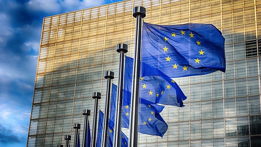 Flaggen der Europäischen Union vor der Europäischen Kommission in Brüssel. Bildnachweis: Symbiot/Shutterstock.