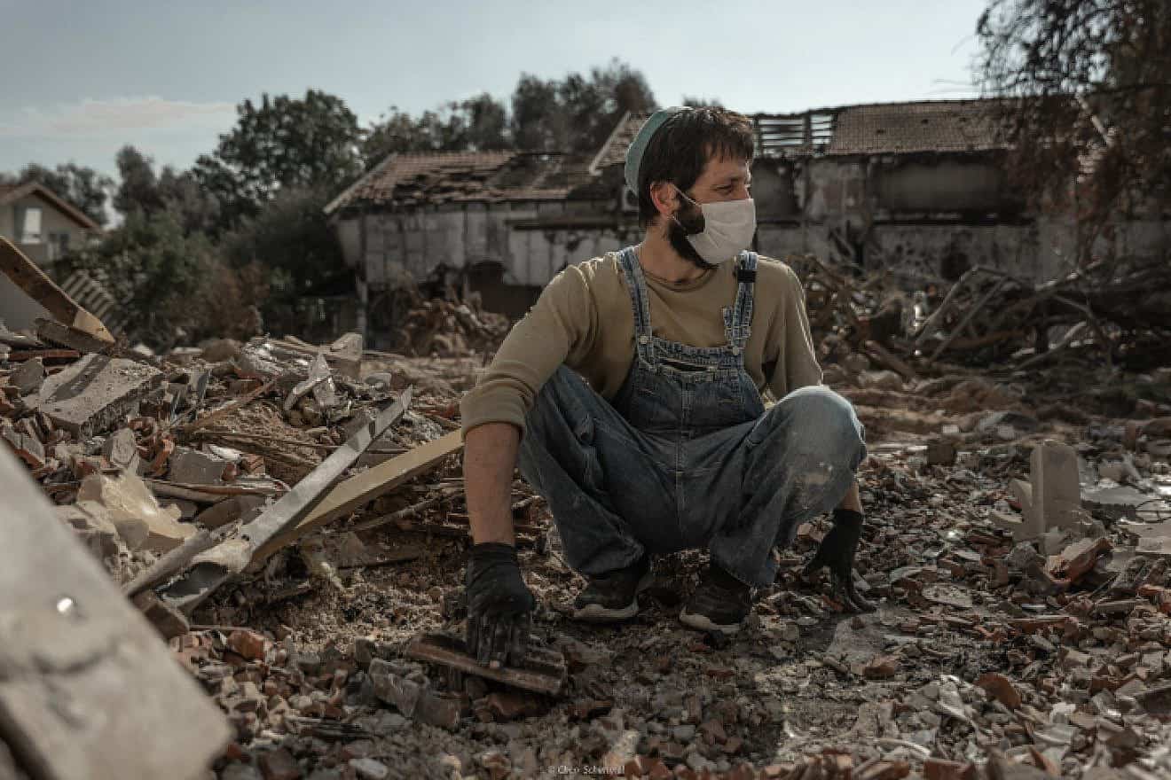 Ein Mann, dessen Vater am 7. Oktober von Hamas-Terroristen ermordet wurde, sucht am 30. November 2023 in den Trümmern seines Hauses im Kibbuz Be'eri nach Familienerinnerungsstücken. Foto: Chen Schimmel/Flash90.