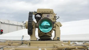 Das erste einsatzfähige Hochleistungs-Laser-Luftabwehrsystem der israelischen Streitkräfte mit dem Namen „Iron Beam“ wird während einer Übergabezeremonie in einer Einrichtung von Rafael Advanced Defense Systems am 28. Dezember 2025 vorgestellt. (Verteidigungsministerium)