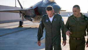 Der Stabschef der israelischen Streitkräfte, Generalleutnant Eyal Zamir (rechts), mit dem Kommandeur der israelischen Luftwaffe, Generalmajor Tomer Bar, auf dem Luftwaffenstützpunkt Nevatim in der Nähe von Beerscheba am 11. März 2025. Foto: IDF.