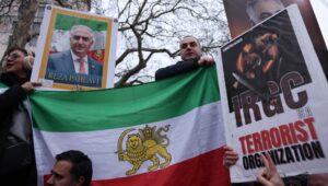 Demonstranten schwenken iranische Flaggen aus der Zeit vor der Revolution und Porträts des im Exil lebenden iranischen Kronprinzen Reza Pahlavi, während sie an einer Kundgebung zur Unterstützung der aktuellen Protestbewegung im Iran vor der Downing Street in London, Großbritannien, am 11. Januar 2026 teilnehmen. Foto: EPA/NEIL HALL