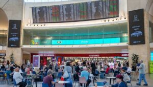 Touristen am Ben-Gurion-Flughafen, 13. Mai 2025. Foto: Nati Shohat/Flash90.