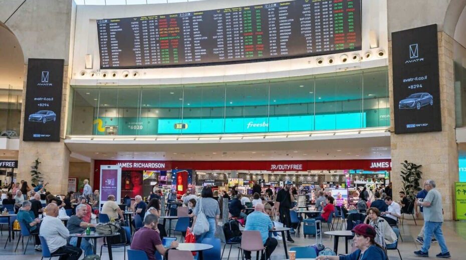 Touristen am Ben-Gurion-Flughafen, 13. Mai 2025. Foto: Nati Shohat/Flash90.