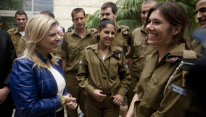 Sara Netanjahu besucht eine Gruppe von Lone Soldiers auf ihrer Basis. Amir Levy/Flash90