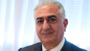 Reza Pahlavi hält am 19. April 2023 eine Pressekonferenz in Tel Aviv ab. Foto: Avshalom Sassoni/Flash90.
