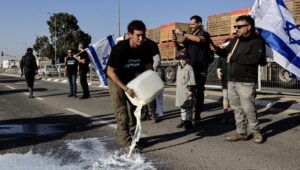 Landwirte aus dem westlichen Negev blockieren die Kreuzung Gilat aus Protest gegen geplante Reformen im Milchsektor. 5. Januar 2025. Foto: Tsafrir Abayov/FLASH90