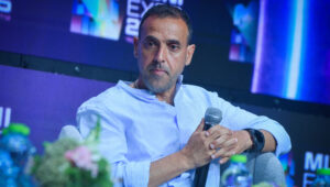Former hostage Eli Sharabi speaks at the Muni Expo 2025 conference in Tel Aviv, on July 15, 2025. Photo by Avshalom Sassoni/Flash90